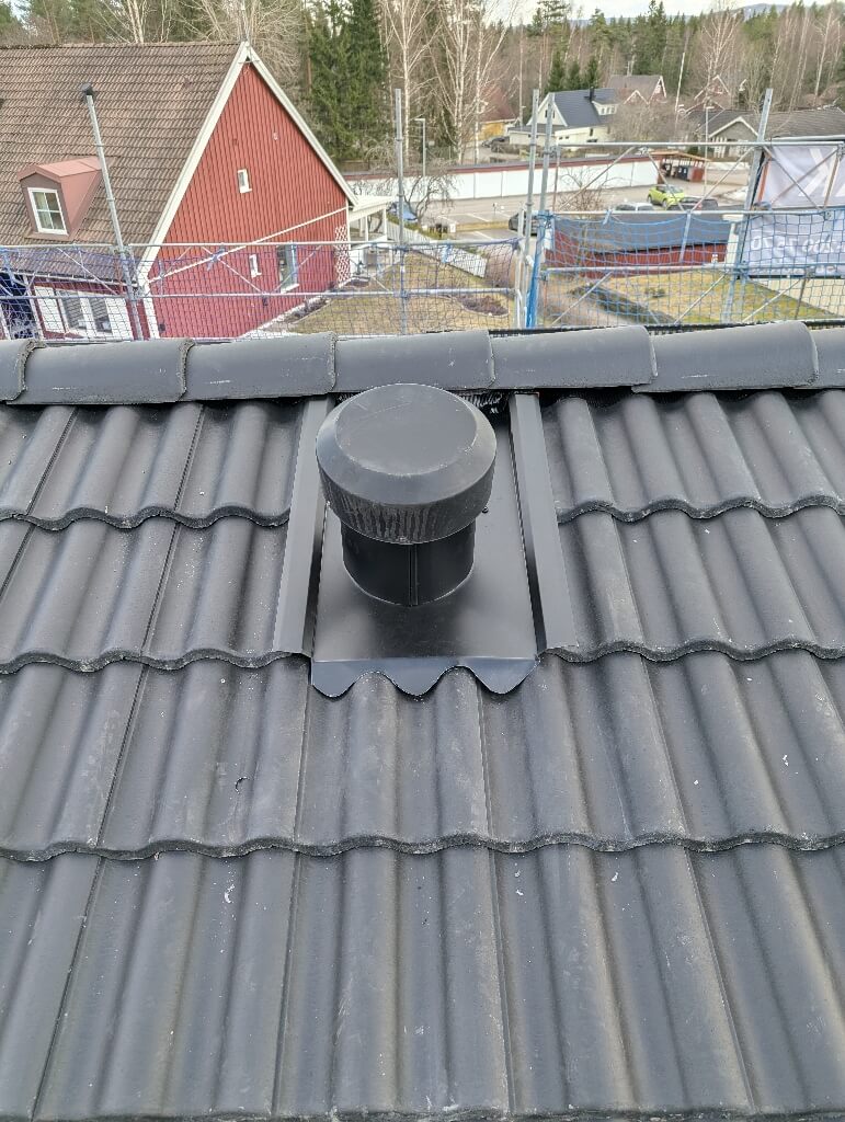 Svarta betongpannor, ventilationshuv – Mets Eriks väg i Borlänge, takbyte av Sol och Tak Dalarna