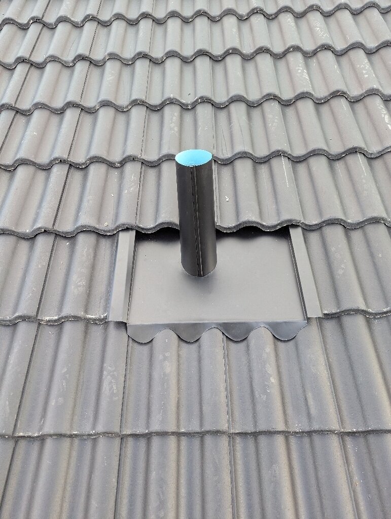 Svarta betongpannor, ventilationsrör – Mets Eriks väg i Borlänge, takbyte av Sol och Tak Dalarna