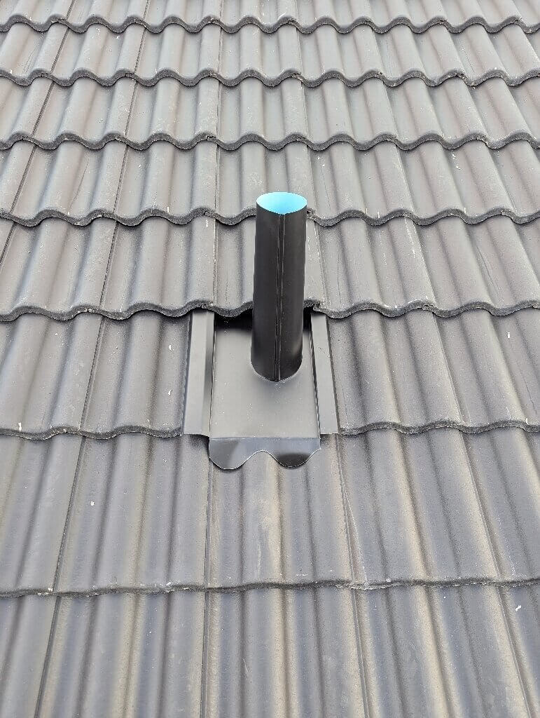 Svarta betongpannor, ventilationsrör, närbild – Mets Eriks väg i Borlänge, takbyte av Sol och Tak Dalarna