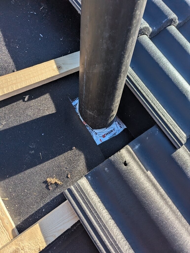 Takbyte, ventilationsrör, underlag – Mets Eriks väg i Borlänge, takbyte av Sol och Tak Dalarna