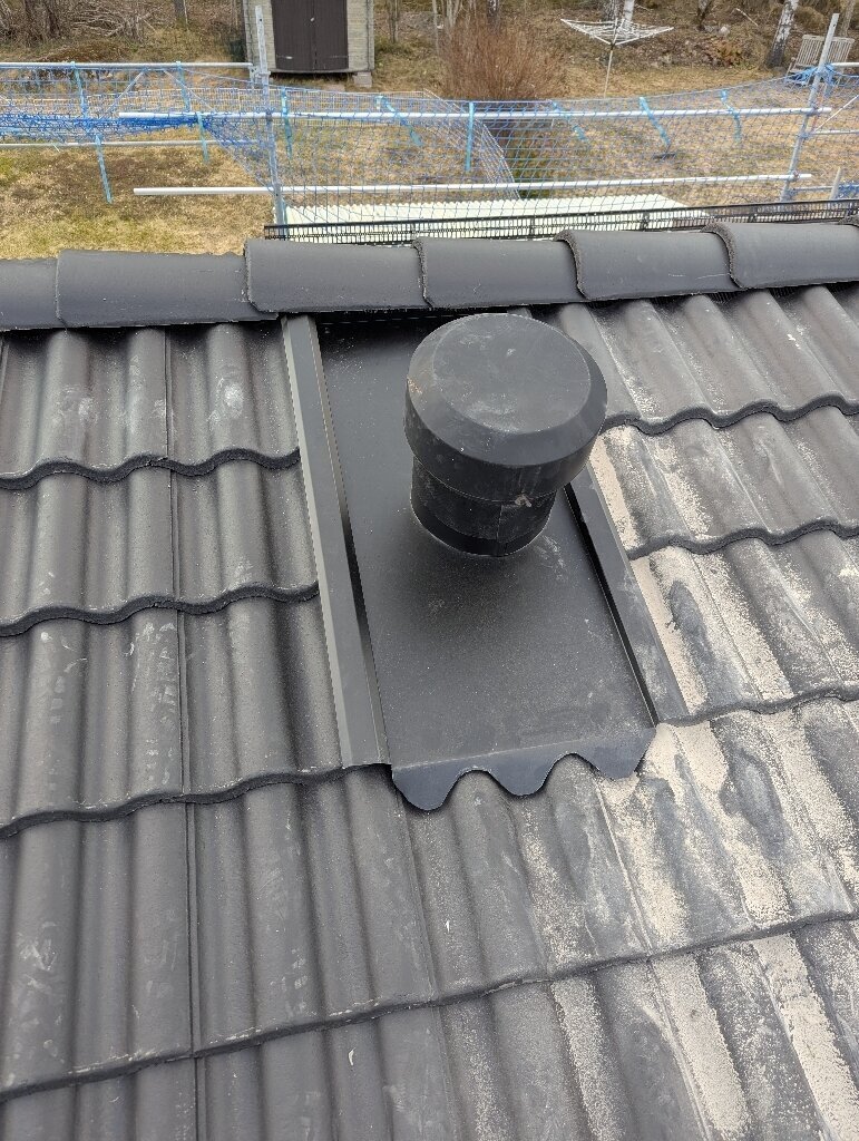 Takventil, närbild, svarta betongpannor – Mets Eriks väg i Borlänge, takbyte av Sol och Tak Dalarna