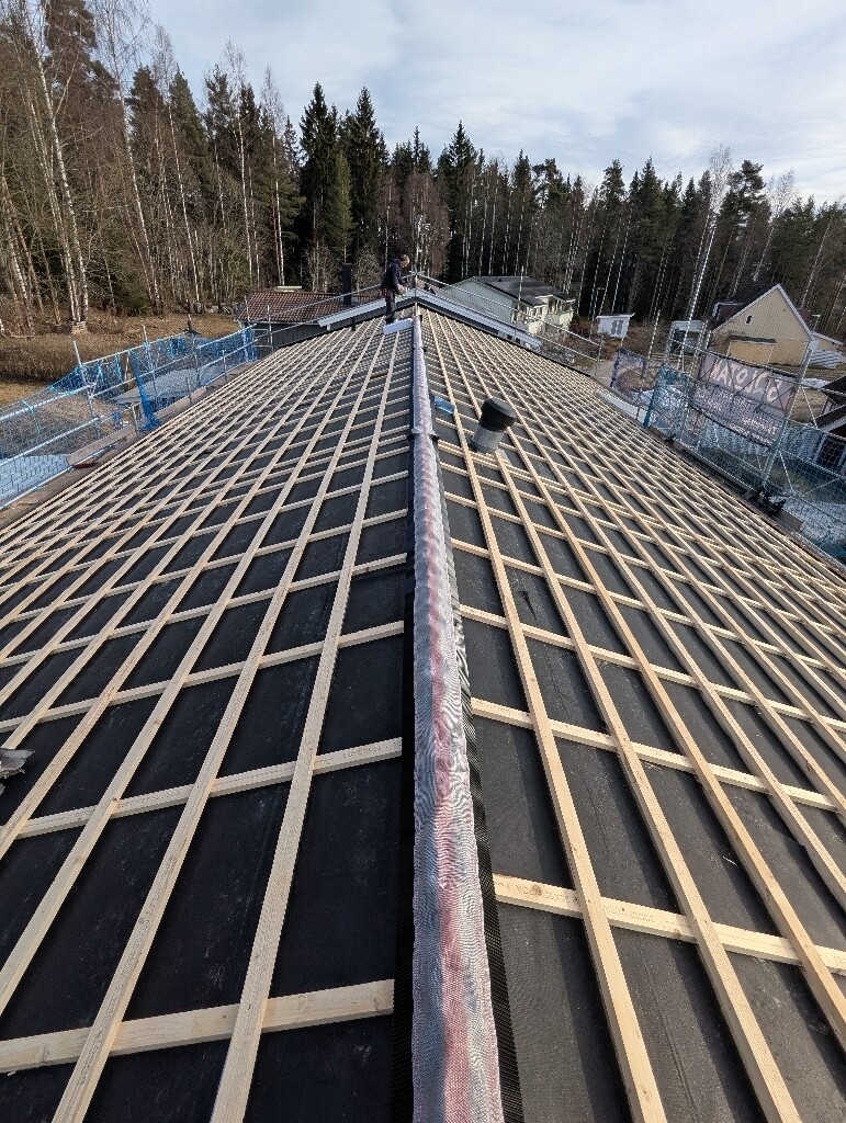 Underlagspapp och läkt, ställning – Mets Eriks väg i Borlänge, takbyte av Sol och Tak Dalarna