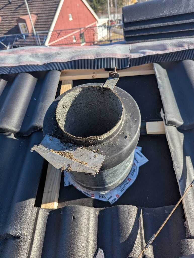 Ventilationsgenomföring, underlagspapp – Mets Eriks väg i Borlänge, takbyte av Sol och Tak Dalarna
