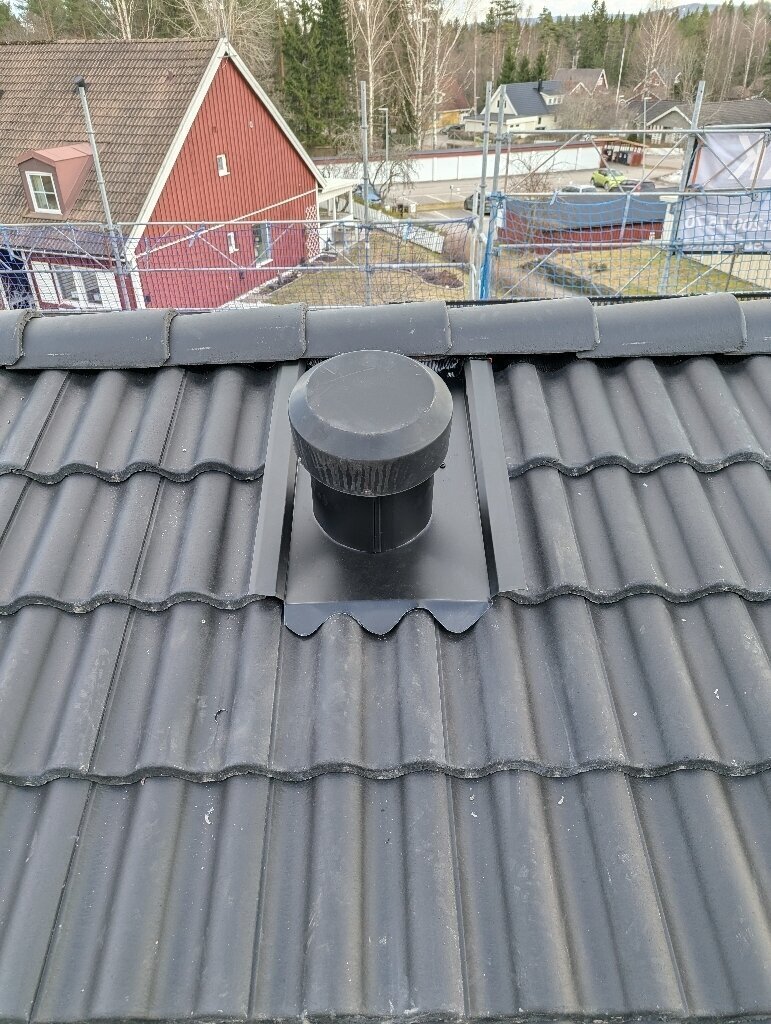 Ventilationshuv, svarta betongpannor – Mets Eriks väg i Borlänge, takbyte av Sol och Tak Dalarna