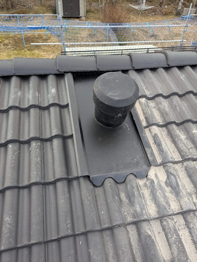 Ventilationshuv, svarta betongpannor – Mets Eriks väg i Borlänge, takbyte av Sol och Tak Dalarna