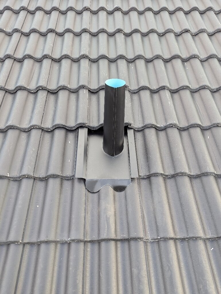Ventilationsrör, svarta betongpannor – Mets Eriks väg i Borlänge, takbyte av Sol och Tak Dalarna