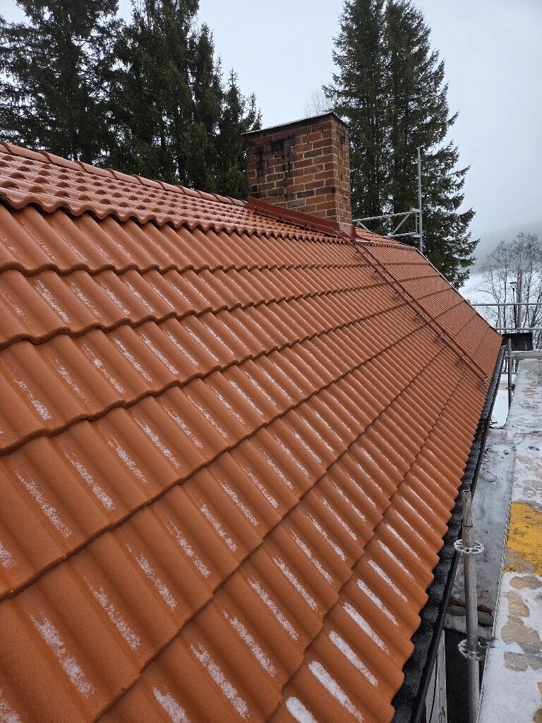 Färdigt tak, röda tegelpannor, framsida – Notudden i Garpenberg, takbyte av Sol och Tak Dalarna