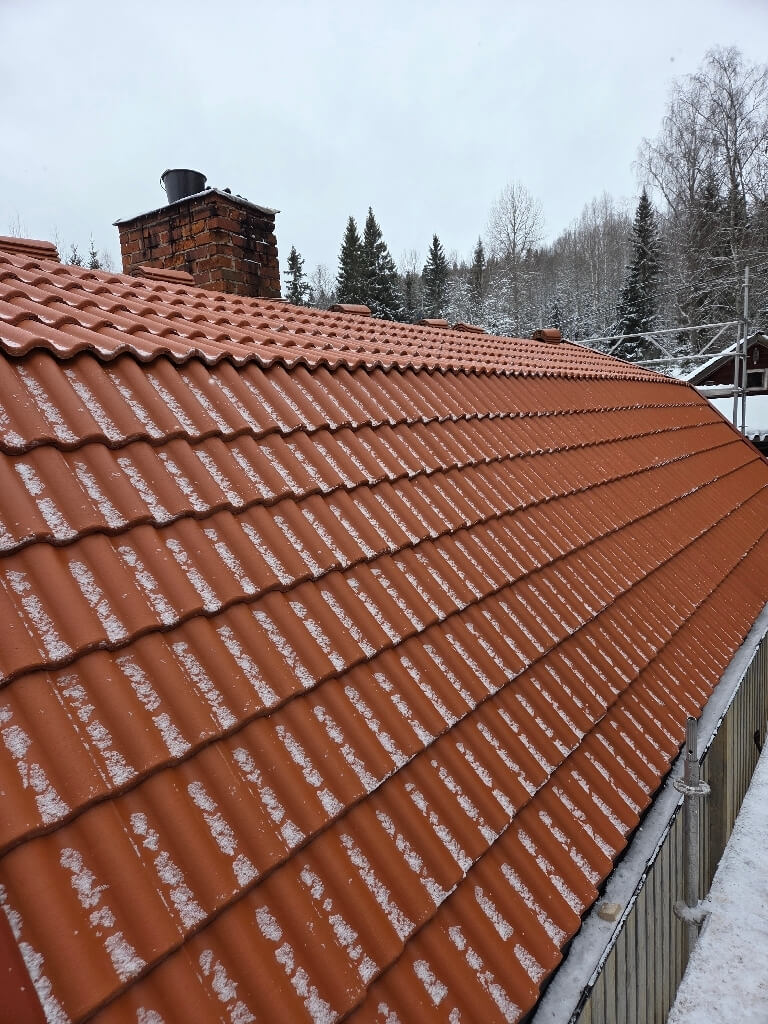 Färdigt tak, röda tegelpannor, skorsten – Notudden i Garpenberg, takbyte av Sol och Tak Dalarna