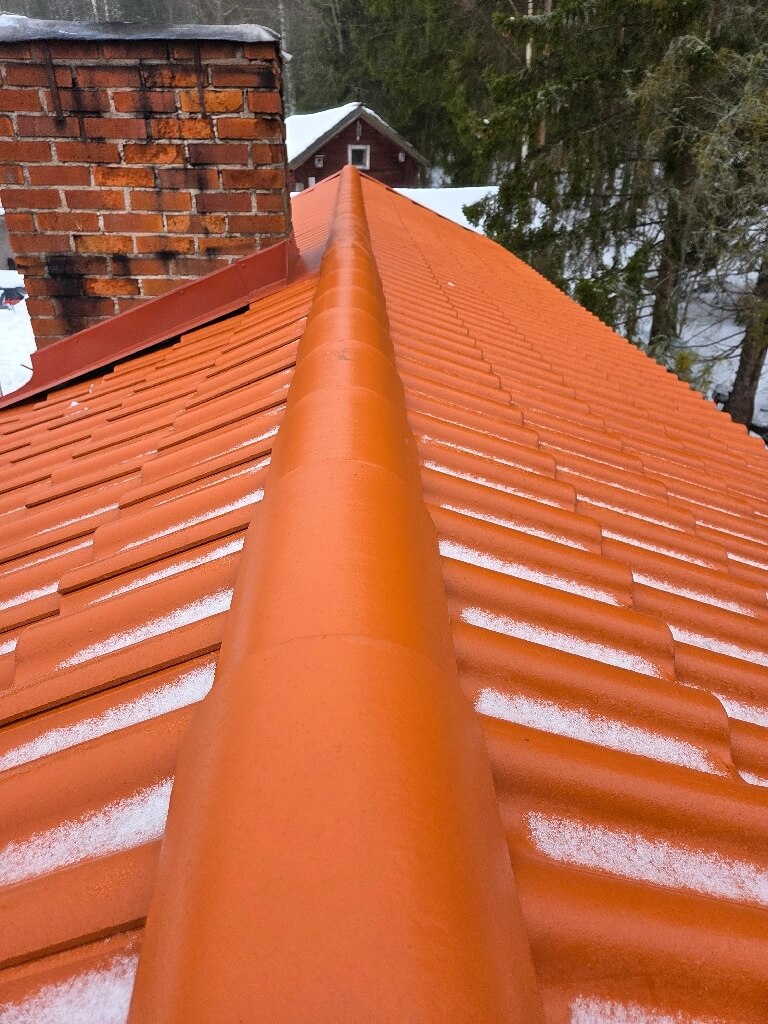 Nock, röda tegelpannor – Notudden i Garpenberg, takbyte av Sol och Tak Dalarna