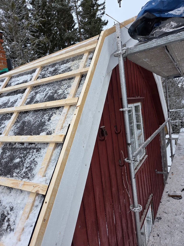 Underlagstak och läkt, ställning – Notudden i Garpenberg, takbyte av Sol och Tak Dalarna