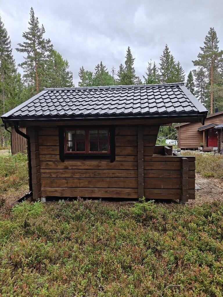 Färdigt tak, svarta betongpannor, framsida – Nyhyttan i Nora, takbyte av Sol och Tak Dalarna