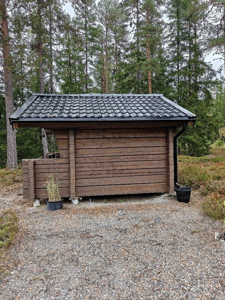 Färdigt tak, svarta betongpannor, stuga – Nyhyttan i Nora, takbyte av Sol och Tak Dalarna