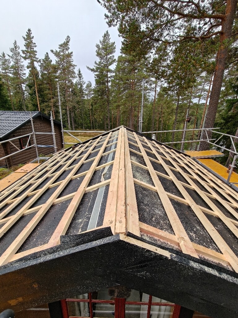 Valmat tak, läkt och underlag – Nyhyttan i Nora, takbyte av Sol och Tak Dalarna
