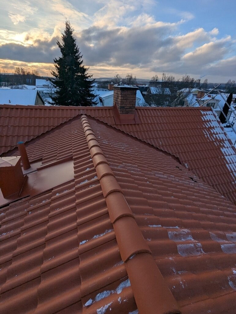 Färdigt tak, röda tegelpannor – Örjansgatan i Borlänge, takbyte av Sol och Tak Dalarna