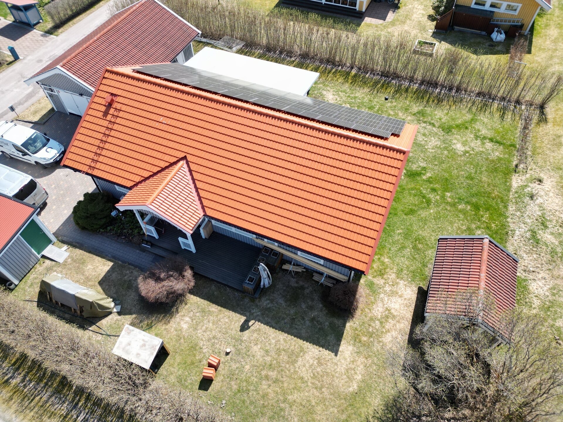 Färdigt tak, röda tegelpannor, flygbild – Örjansgatan i Borlänge, takbyte av Sol och Tak Dalarna