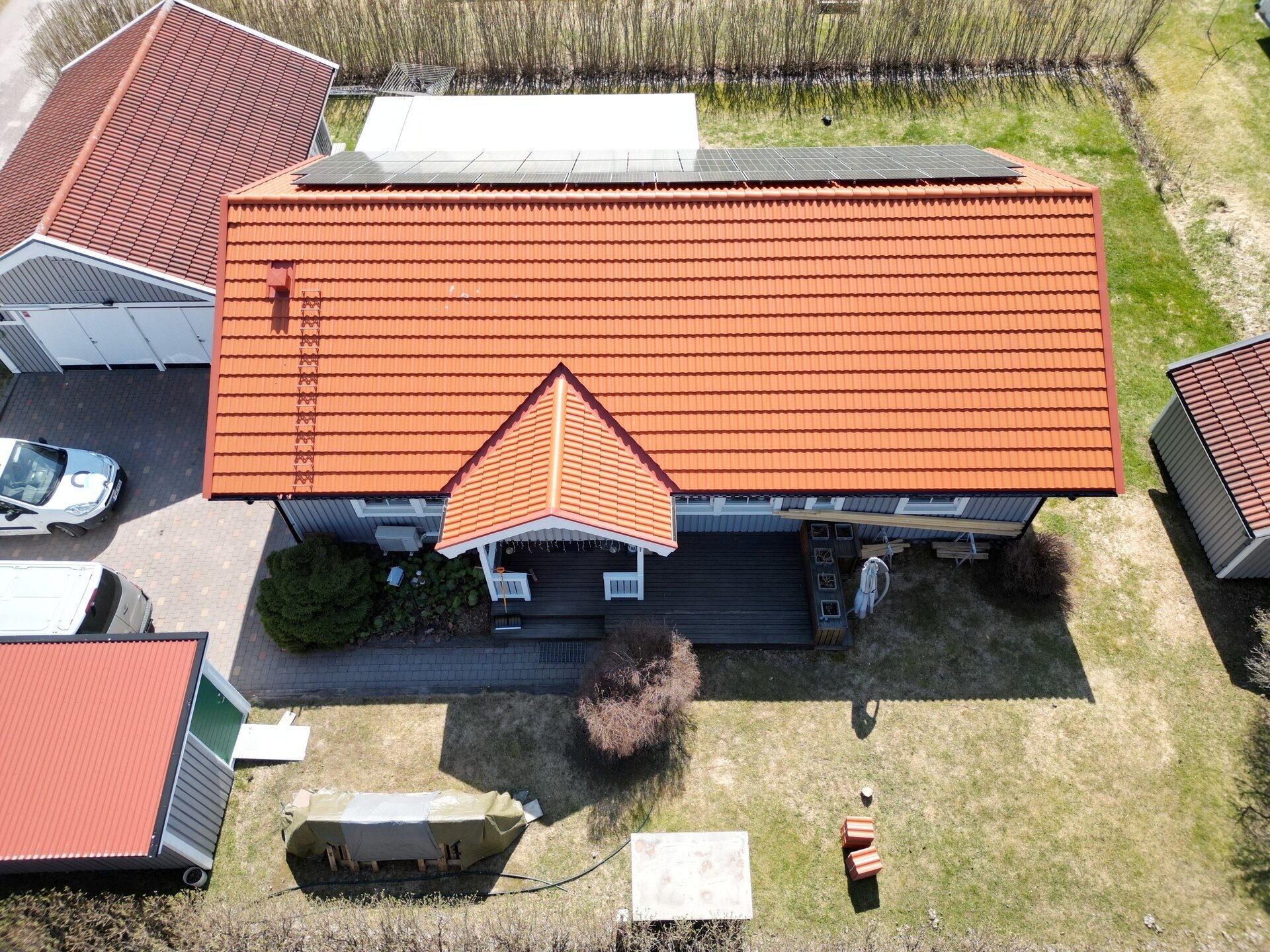 Färdigt tak, röda tegelpannor, framsida – Örjansgatan i Borlänge, takbyte av Sol och Tak Dalarna