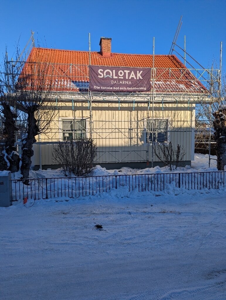 Färdigt tak, röda tegelpannor, framsida – Örjansgatan i Borlänge, takbyte av Sol och Tak Dalarna