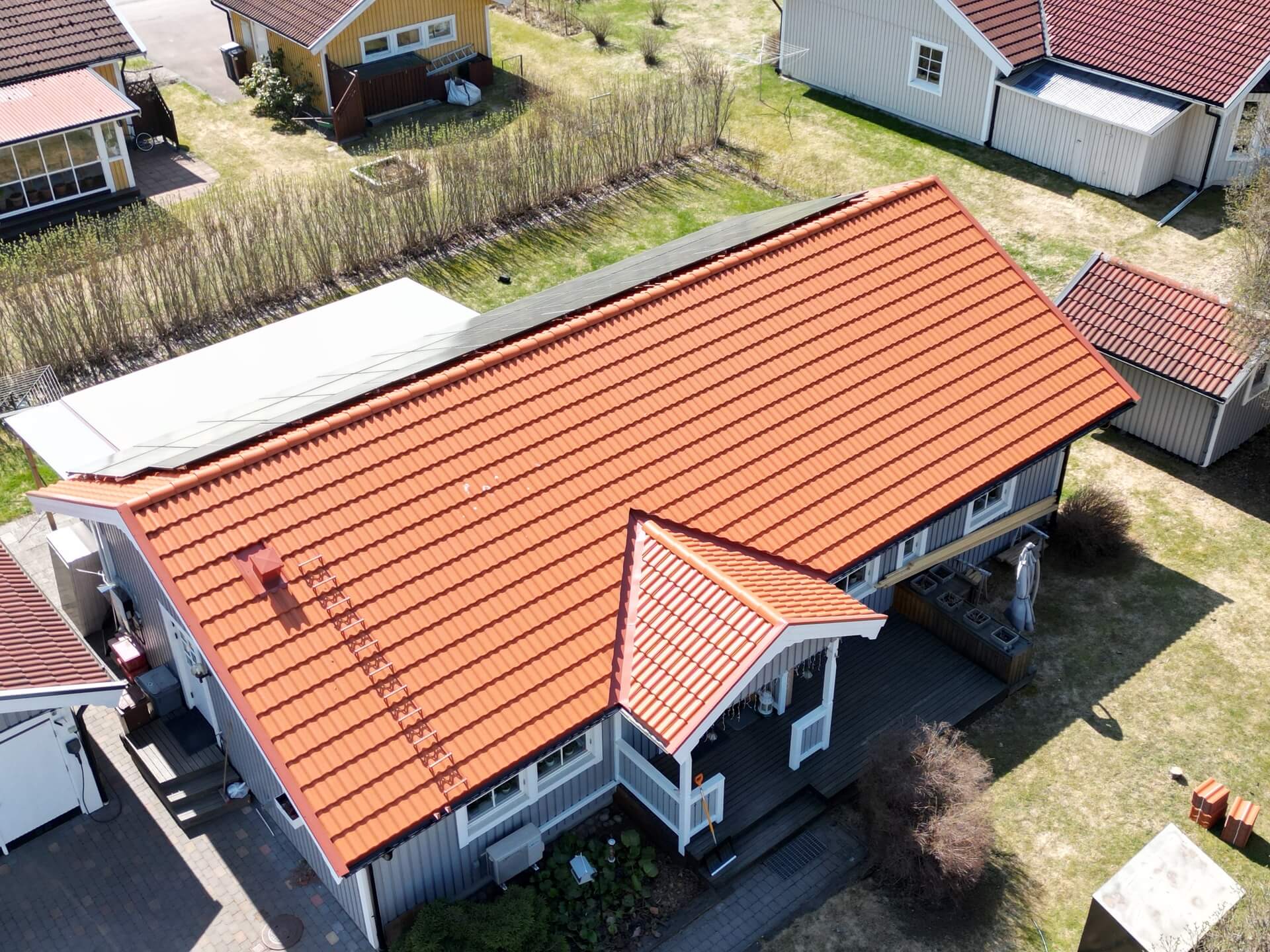 Färdigt tak, röda tegelpannor, gavel – Örjansgatan i Borlänge, takbyte av Sol och Tak Dalarna
