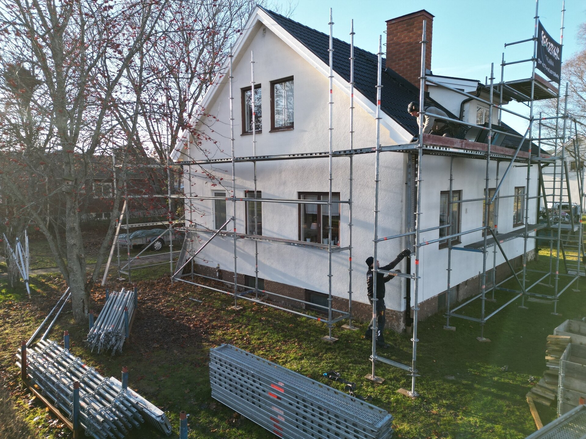 Hus med ställning, svart tak – Örjansgatan i Borlänge, takbyte av Sol och Tak Dalarna