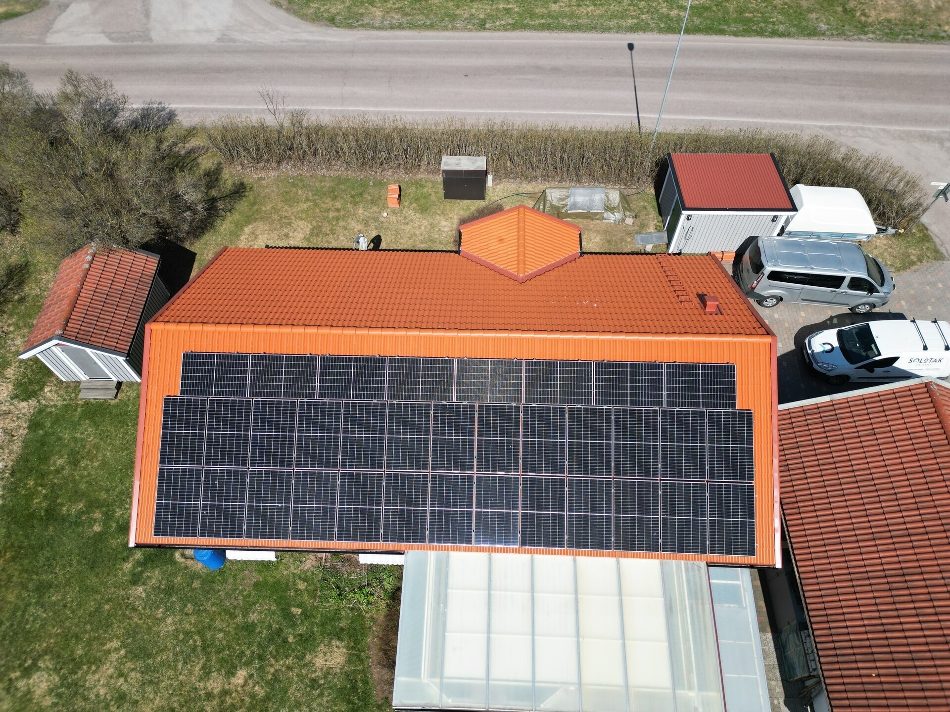 Solceller på röda tegelpannor – Örjansgatan i Borlänge, solcellsmontage av Sol och Tak Dalarna