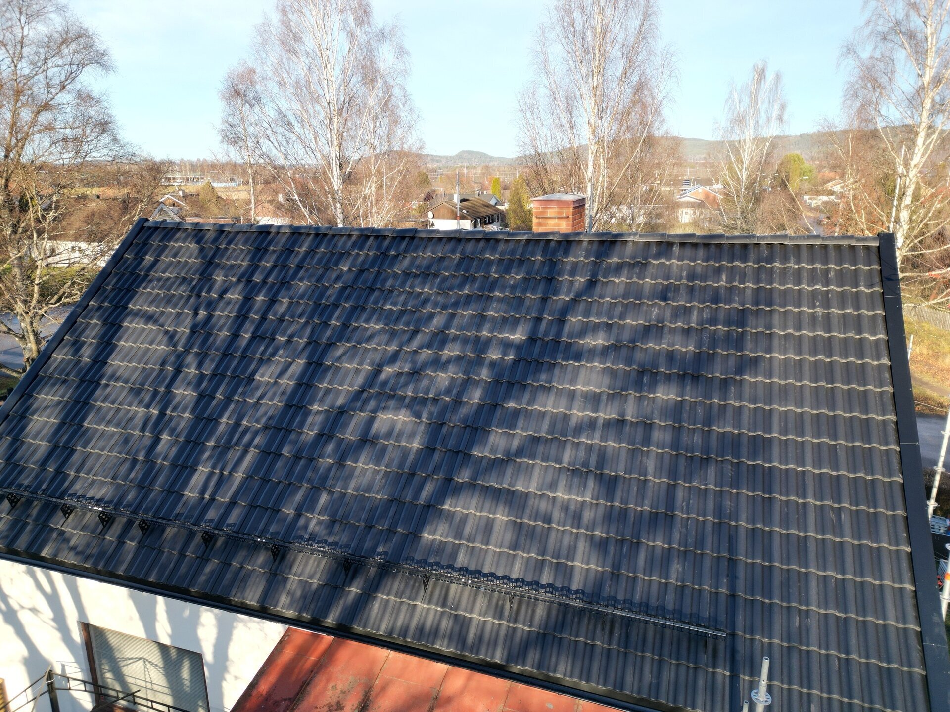 Svart tak, uppifrån – Örjansgatan i Borlänge, takbyte av Sol och Tak Dalarna