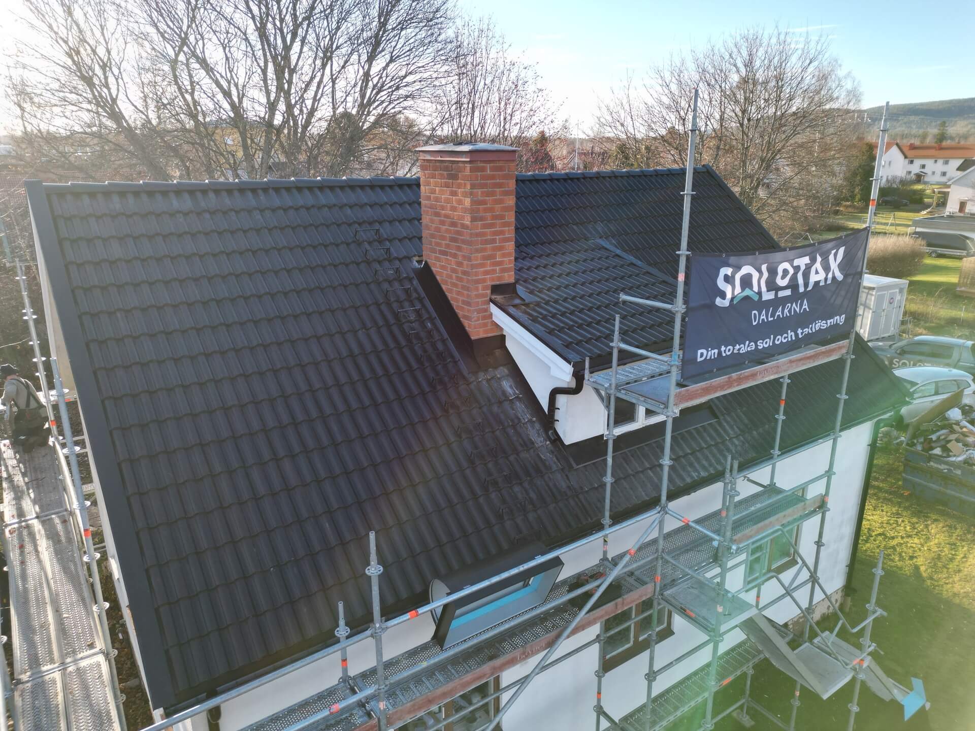 Svart tak, skorsten, ställning – Örjansgatan i Borlänge, takbyte av Sol och Tak Dalarna