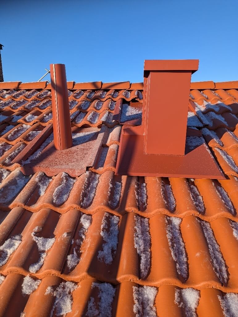 Ventilationsgenomföring, plåtklädd skorsten – Örjansgatan i Borlänge, takbyte av Sol och Tak Dalarna