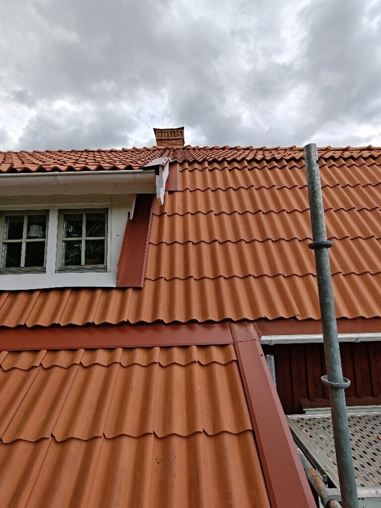 Färdigt tak, röda tegelpannor, takkupa – Östra Lernbovägen i Ludvika, takbyte av Sol och Tak Dalarna