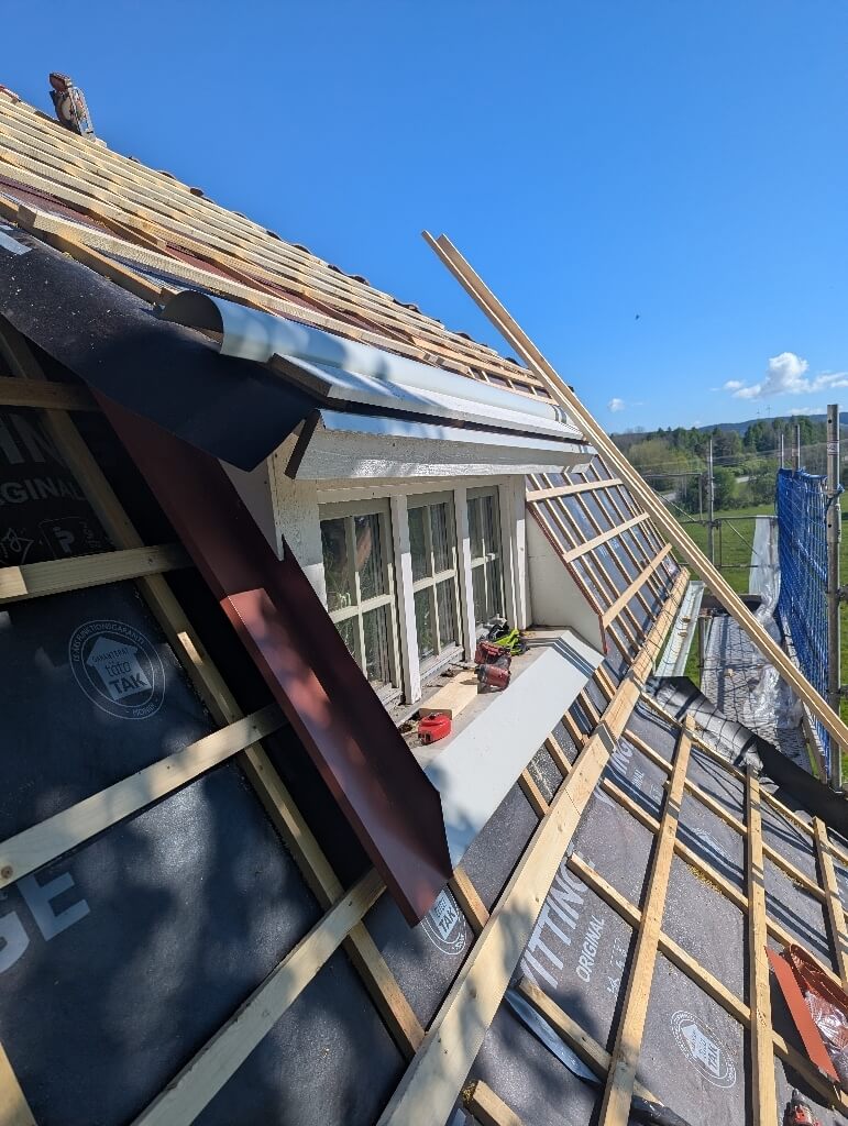Takbyte, läkt och plåt, vid takkupan – Östra Lernbovägen i Ludvika, takbyte av Sol och Tak Dalarna