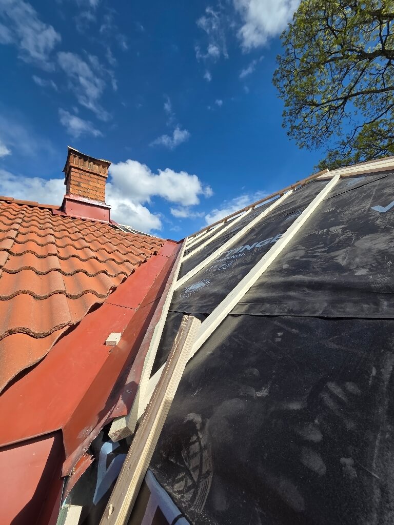 Takbyte, underlag, skorsten – Östra Lernbovägen i Ludvika, takbyte av Sol och Tak Dalarna