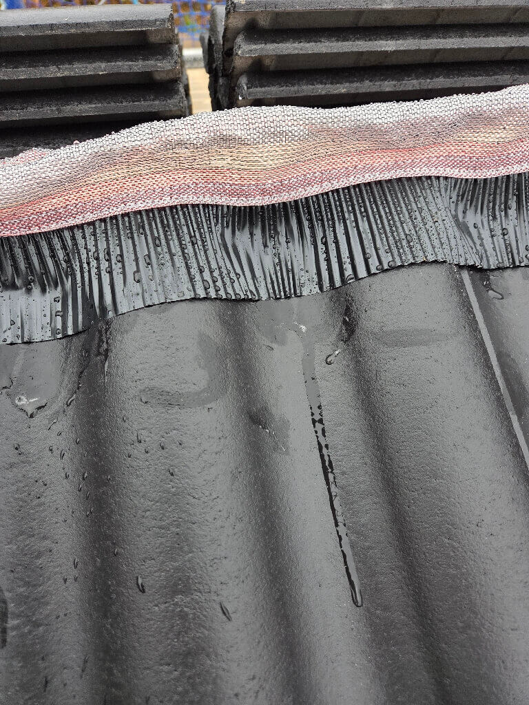 Nockband och svarta betongpannor i Övre Sundsnäs, Leksand