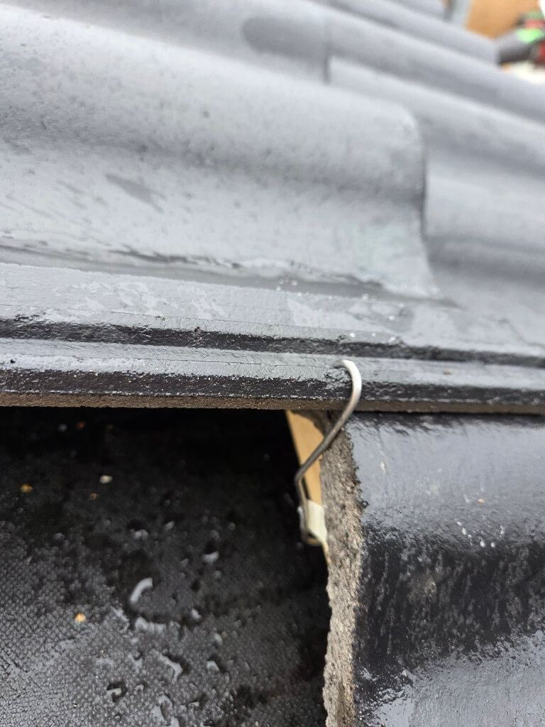 Svarta betongpannor vid takfot i Övre Sundsnäs, Leksand