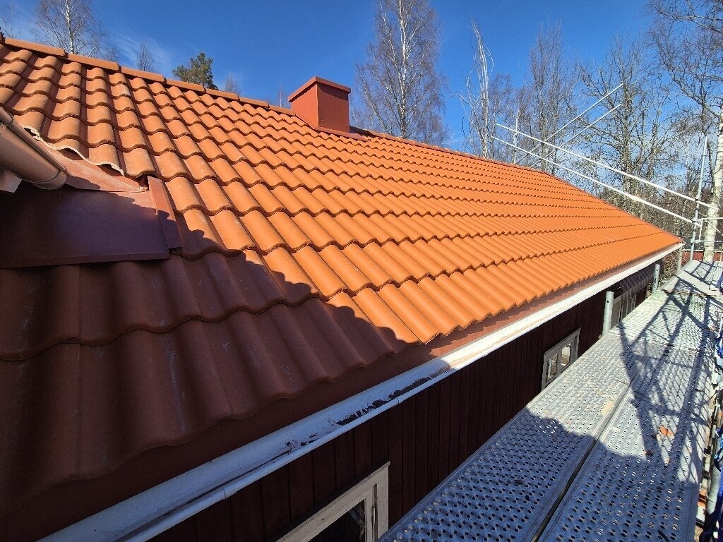 Färdigt tak, röda tegelpannor, skorsten – Övre Tunkarlsbo i Söderbärke, takbyte av Sol och Tak Dalarna