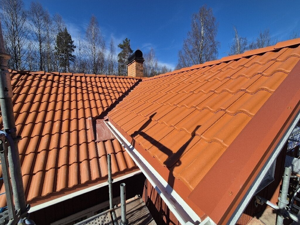 Färdigt tak, röda tegelpannor, takränna – Övre Tunkarlsbo i Söderbärke, takbyte av Sol och Tak Dalarna