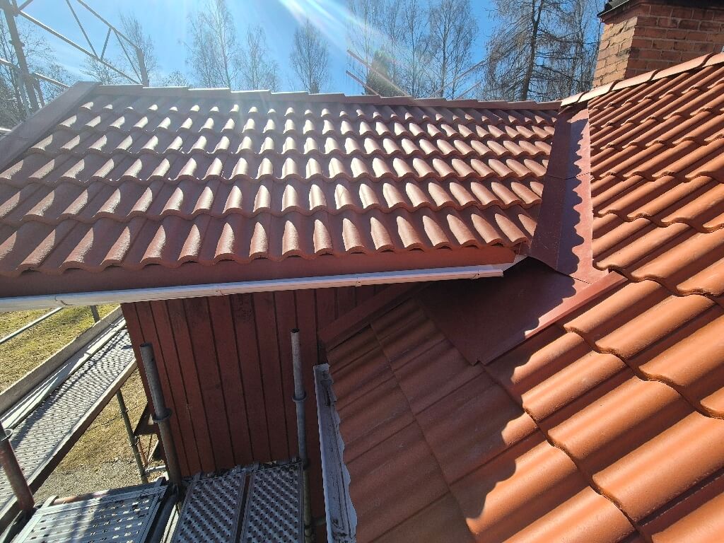 Färdigt tak, tegelpannor, bod – Övre Tunkarlsbo i Söderbärke, takbyte av Sol och Tak Dalarna