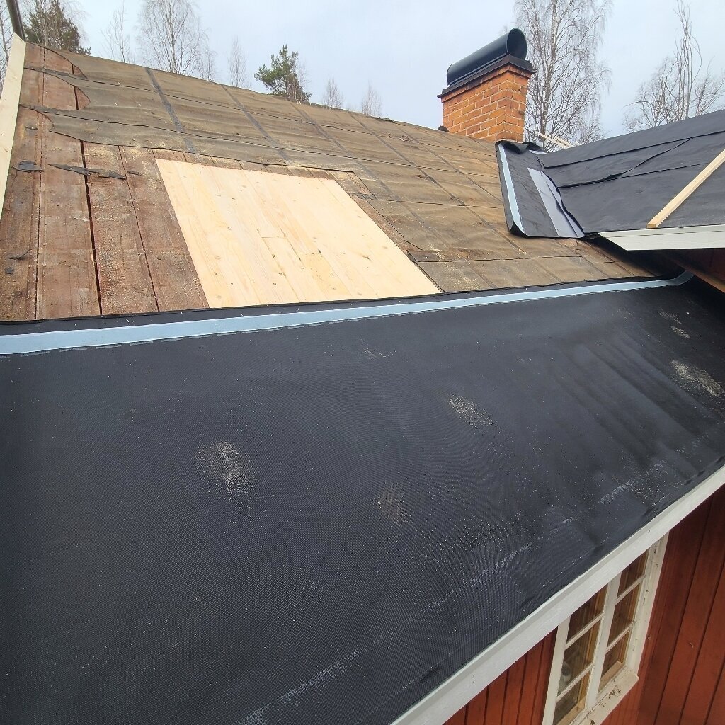 Gammalt tak före byte, papp, skorsten – Övre Tunkarlsbo i Söderbärke, takbyte av Sol och Tak Dalarna