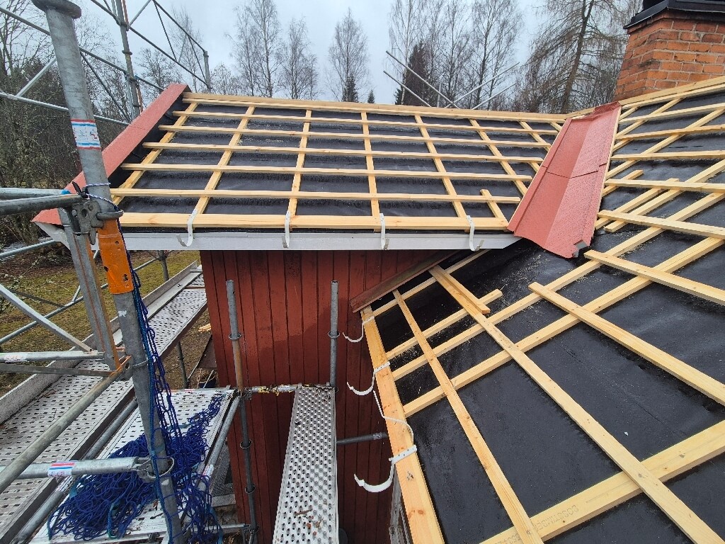 Underlagstak och läkt, garage – Övre Tunkarlsbo i Söderbärke, takbyte av Sol och Tak Dalarna