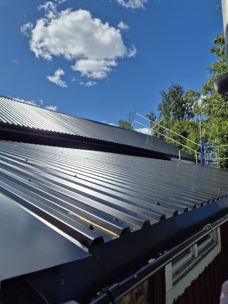 Färdigt svart plåttak – Resarns gattu i Mockfjärd, takbyte av Sol och Tak Dalarna