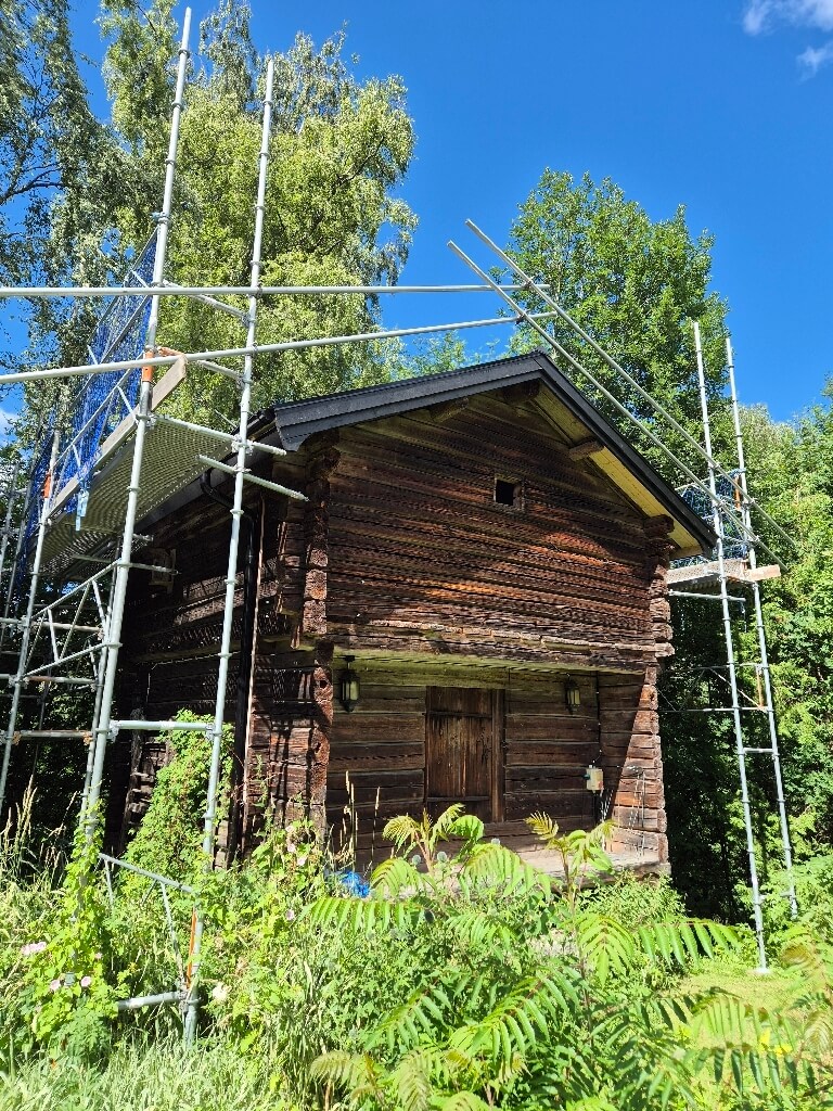 Ställning, timmerbod – Resarns gattu i Mockfjärd, takbyte av Sol och Tak Dalarna