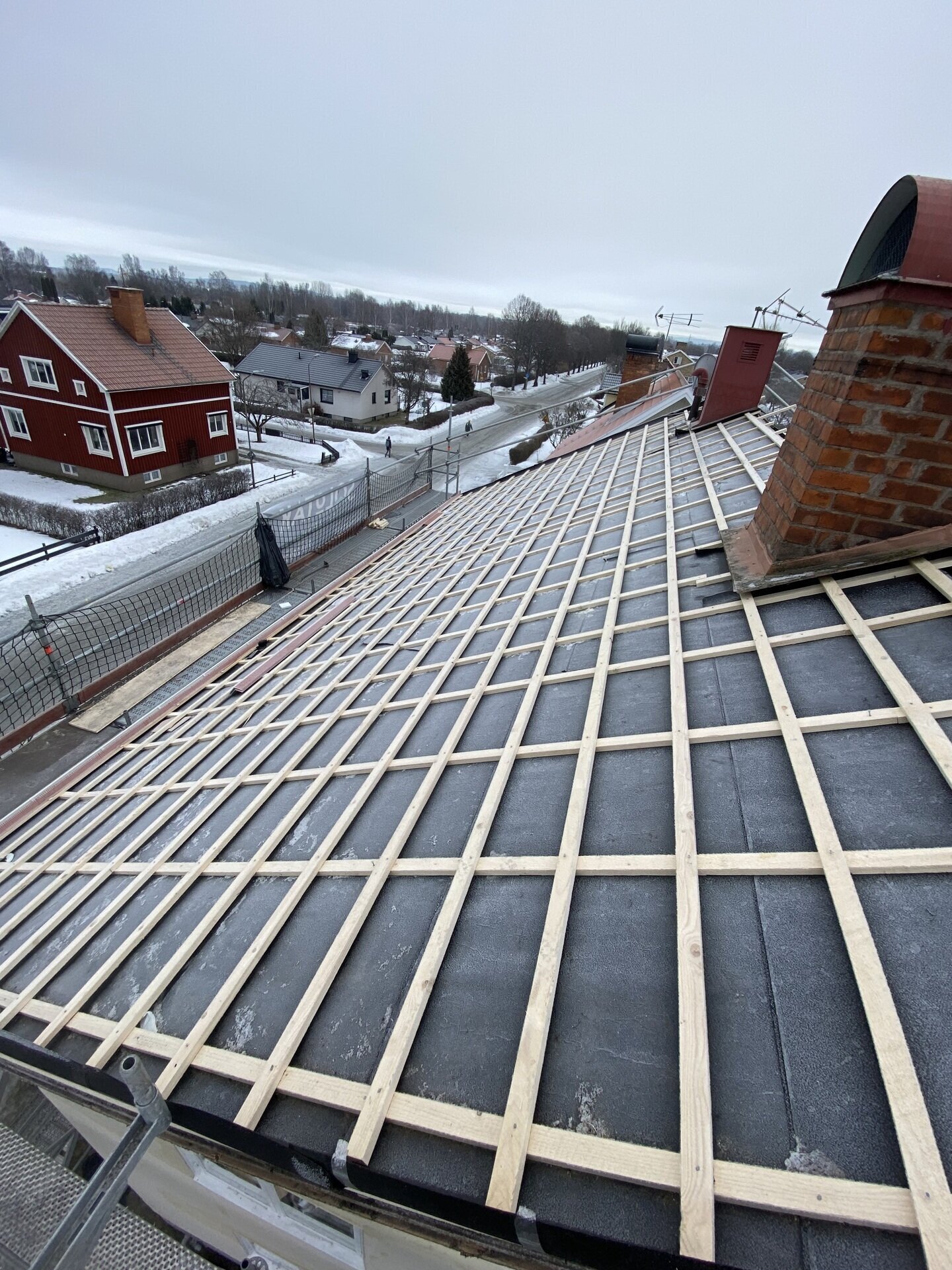 Snörasskydd på tak – Sockenvägen i Borlänge, takbyte av Sol och Tak Dalarna