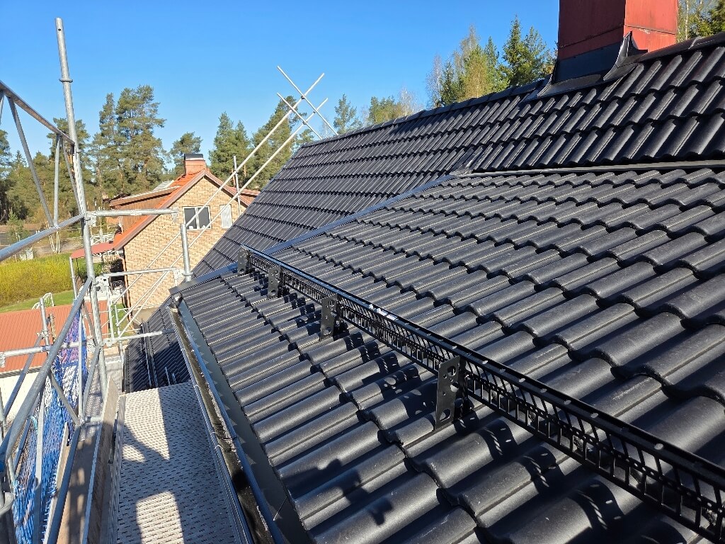 Svarta betongpannor, snörasskydd, ställning – Sockenvägen i Borlänge, takbyte av Sol och Tak Dalarna