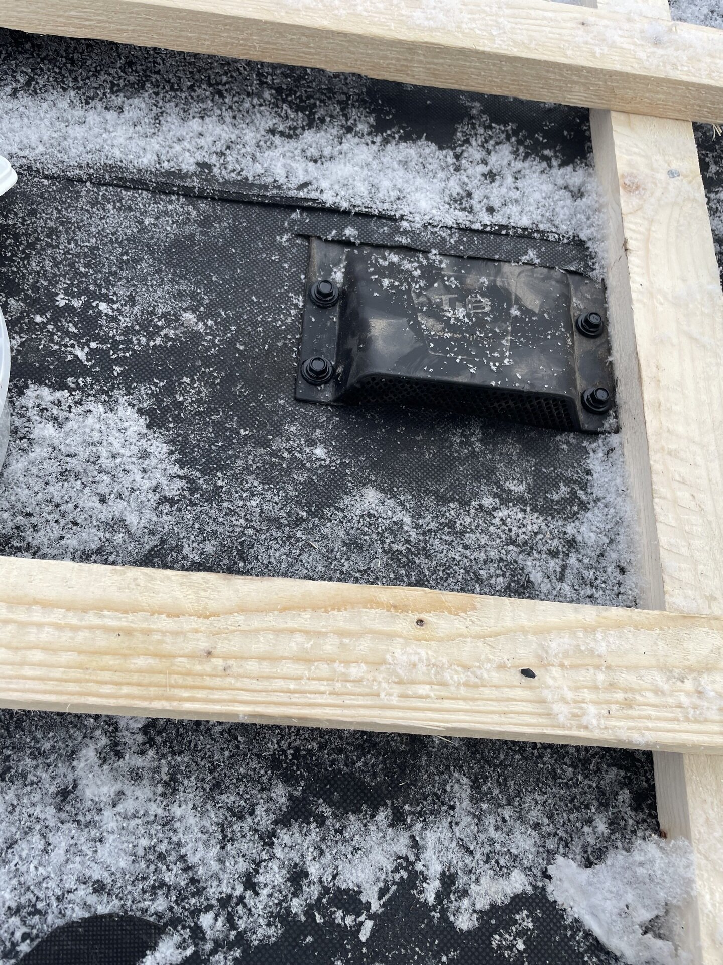 Takdetalj, papp, snötäckt – Sockenvägen i Borlänge, takbyte av Sol och Tak Dalarna