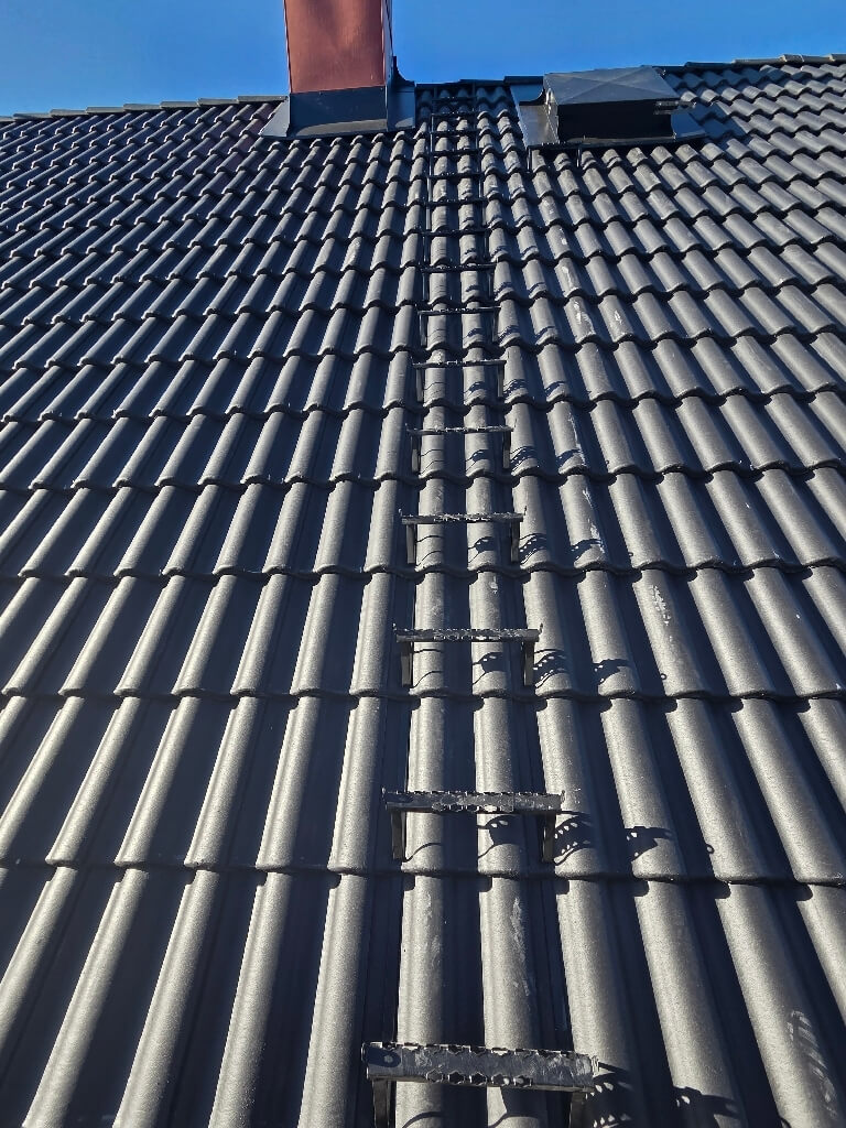 Svarta betongpannor, skorsten – Sockenvägen i Falun, takbyte av Sol och Tak Dalarna