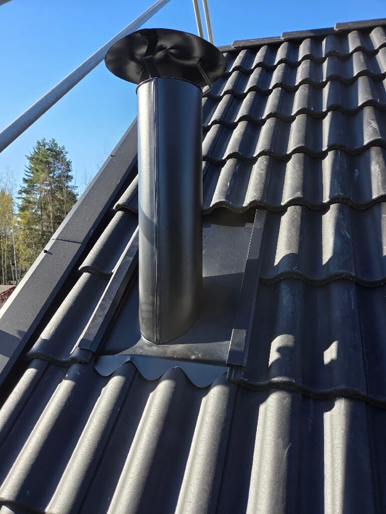 Ventilationsrör, svarta betongpannor – Sockenvägen i Falun, takbyte av Sol och Tak Dalarna