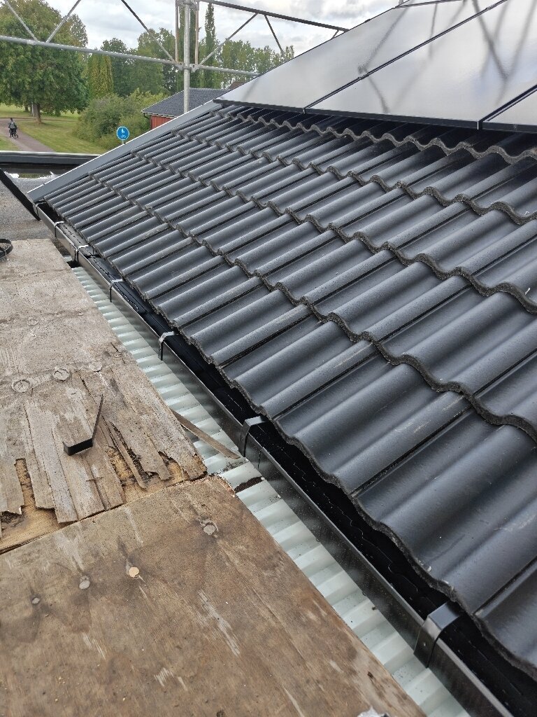Solceller på taket, svarta betongpannor – Solrosgatan i Borlänge, solcellsmontage av Sol och Tak Dalarna