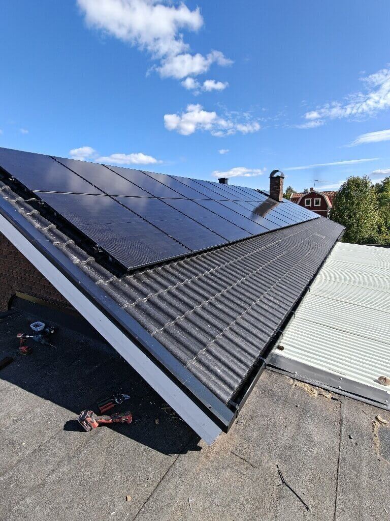 Solpaneler på svart tak – Solrosgatan i Borlänge, solcellsmontage av Sol och Tak Dalarna