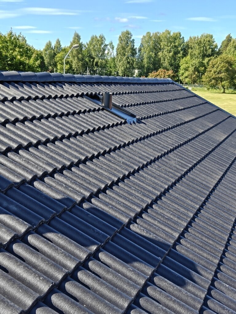 Svarta betongpannor, takfall – Solrosgatan i Borlänge, takbyte av Sol och Tak Dalarna