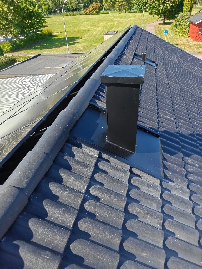 Ventilationsgenomföring, svarta betongpannor – Solrosgatan i Borlänge, takbyte av Sol och Tak Dalarna