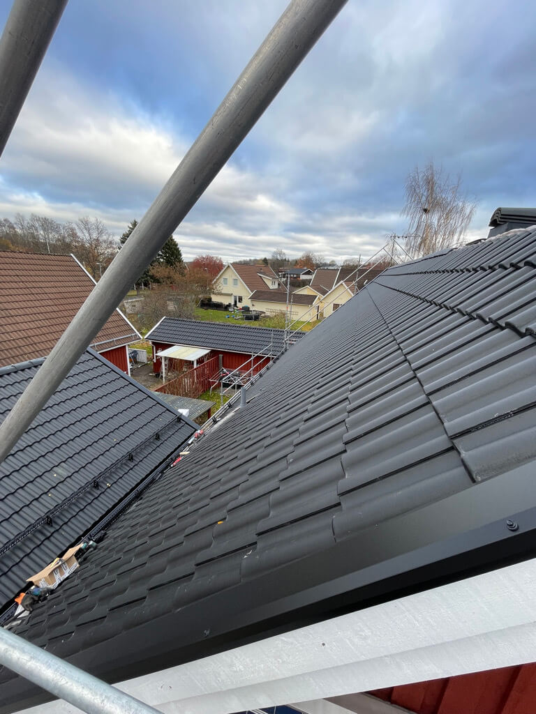 Svarta betongpannor, ställning – Stallvägen i Borlänge, takbyte av Sol och Tak Dalarna