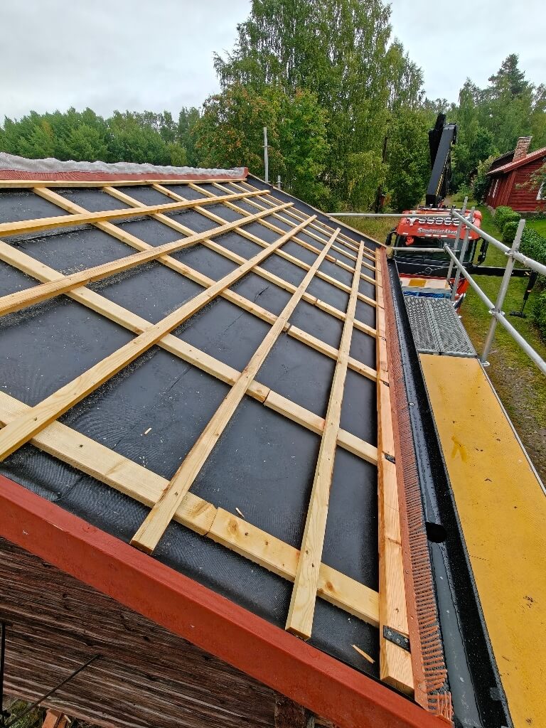 Underlag och läkt, takbyte – Stensarvet i Sundborn, takbyte av Sol och Tak Dalarna
